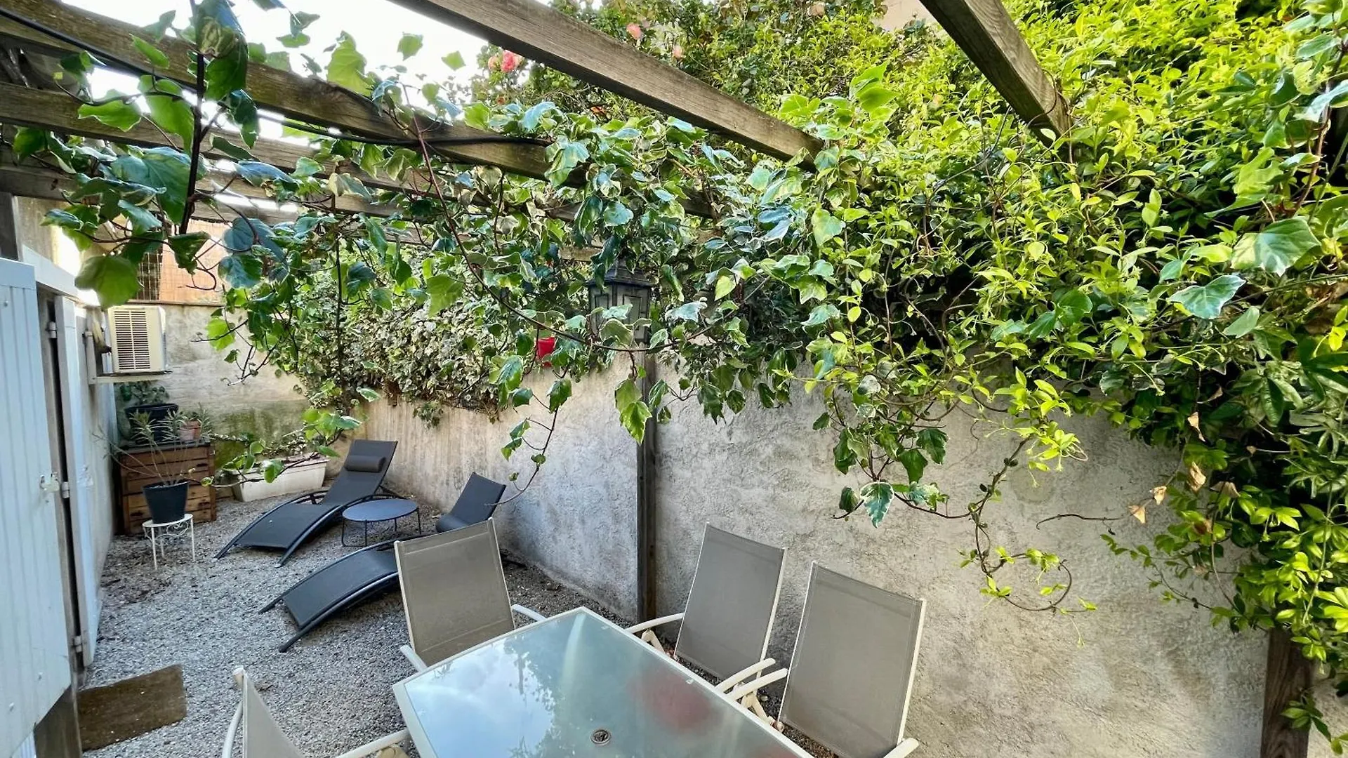 אקס-אן-פרובאנס Chaleureux Appartement Rdc 49 M2 Avec Jardin 0*,  צרפת